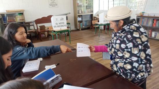 María Masabanda, de 72 años, es kichwa. votó en la parroquia de Pilahuin, en Tungurahua. 15 de octubre de 2023