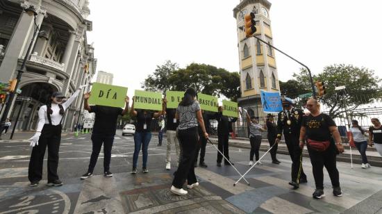 Los transeúntes en el centro de Guayaquil vivieron por unos minutos lo que se siente no poder ver y tener que usar el bastón.