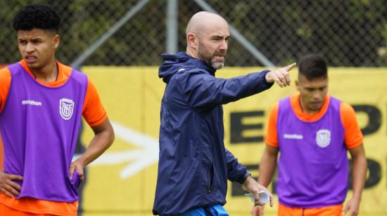 Félix Sánchez Bas dirigiendo el entrenamiento previo al partido con Colombia.