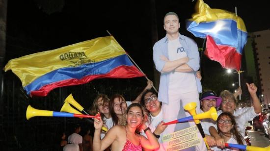  Simpatizantes del candidato a la presidencia Daniel Noboa, celebran el triunfo de su candidato durante las elecciones presidenciales 2023 en Guayaquil, el 15 de octubre.