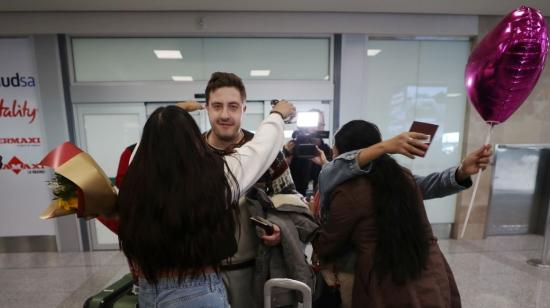 Ecuatorianos que salieron desde Israel saludan a sus familiares en el aeropuerto Mariscal Sucre, en Quito, el lunes 16 de octubre de 2023.