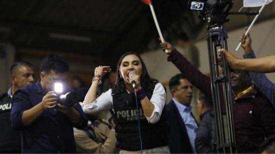 La vicepresidenta electa, Verónica Abad, celebra el triunfo en las elecciones presidenciales, en Quito, el 15 de octubre de 2023.