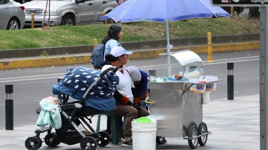 Una vendedora de comida en una calle de Quito, julio de 2023. 
