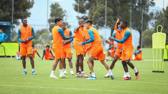 La selección ecuatoriana durante un entrenamiento este 14 de octubre de 2023, previo al duelo ante Colombia por la Fecha 4 de Eliminatorias.