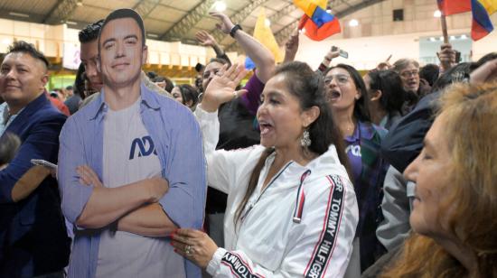 Una simpatizante de la alianza ADN celebra el triunfo de Daniel Noboa, elegido como presidente de Ecuador, Quito, 15 de octubre de 2023.