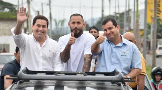 El excandidato a la alcaldía de Chone, Marlon Vera (primero desde la izq.), junto a su hermano, 'Chito' Vera, y el actual prefecto de Manabí, Leonardo Orlando, en junio de 2022.