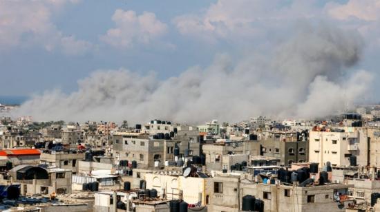 El humo se eleva después de un ataque aéreo israelí en Rafah, en el sur de la Franja de Gaza, el 16 de octubre de 2023.