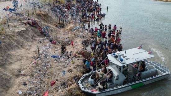 un barco de la Patrulla Fronteriza de EE. UU. recogiendo a familias con niños pequeños n la barrera de alambre de púas para cruzar a los Estados Unidos, en Eagle Pass. Texas, el 25 de septiembre de 2023. 