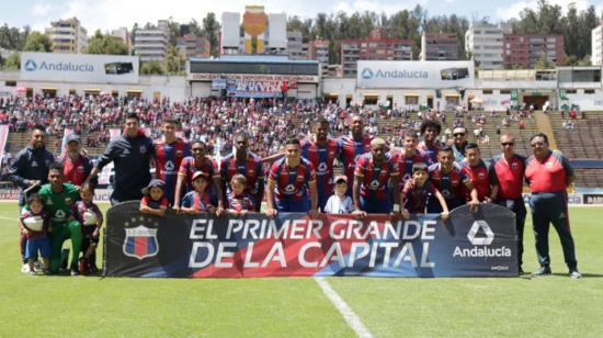 Los hinchas del Deportivo Quito llegaron al partido ante Meridiano, en el estadio Atahualpa, el 23 de julio de 2023. 