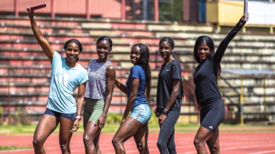 El equipo femenino de relevos de Ecuador, durante una práctica en los Chasquis, en Quito.