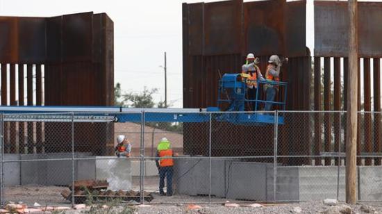 Trabajadores de Estados Unidos refuerzan el muro fronterizo el 10 de octubre de 2023, en ciudad Juárez en el estado de Chihuahua (México).