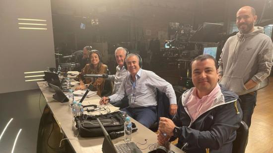 Gustavo Alfaro junto al equipo de transmisión de Gol Caracol.