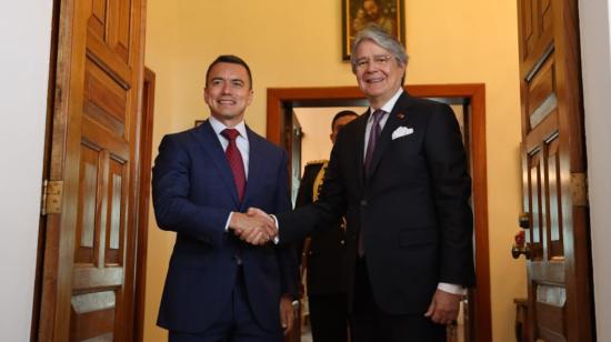 El presidente electo, Daniel Noboa, y el presidente saliente, Guillermo Lasso, en el Palacio de Carondelet. Quito, 17 de octubre de 2023