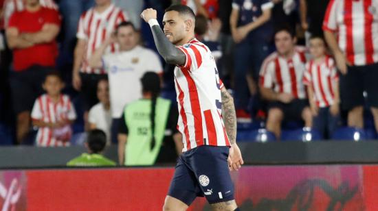 Antonio Sanabria festeja su gol en el partido de Paraguay ante Bolivia por Eliminatorias, el 17 de octubre de 2023.