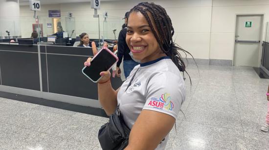 Angie Palacios, previo a su viaje a Santiago, en el aeropuerto Mariscal Sucre, el 17 de octubre de 2023.