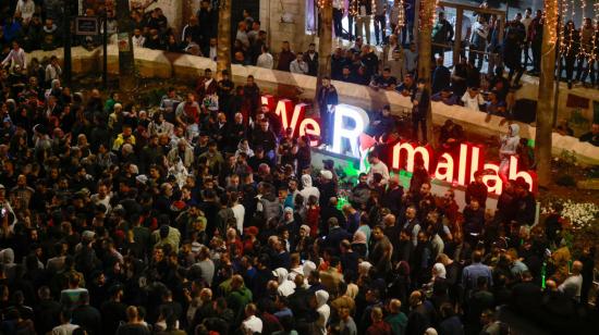 Cientos de personas protestan en la ciudad palestina de Ramallah, tras el bombardeo de un hospital en Gaza este 17 de octubre de 2023.