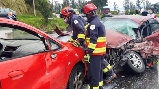 Bomberos asisten a personas que sufrieron un accidente de tránsito en la avenida Simón Bolívar en Quito.