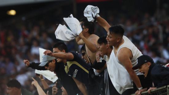 Hinchas de Liga alentando a su equipo en el estadio Rodrigo Paz Delgado el 27 de septiembre.