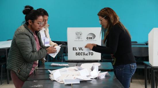 Miembros de una junta receptora del voto, durante el escrutinio de la segunda vuelta, este 15 de octubre de 2023.