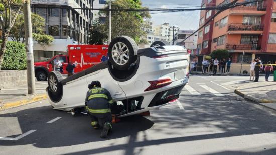 Un bombero brinda atención a una víctima de un accidente de tránsito en Quito, el 17 de octubre de 2023.