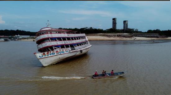 Un ferri varado en la Marina do Davi del Río Negro, cerca de la ciudad brasileña de Manaos, Amazonas, que tiene una de la peores sequías de su historia.