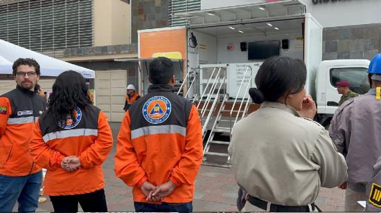 Voluntarios en una casa abierta en Azuay, el 18 de octubre de 2023.