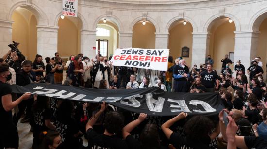 Miembros de la comunidad judía estadounidense protestan contra la operación militar israelí en Gaza dentro del edificio Cannon en el Capitolio de los Estados Unidos en Washington, DC el 18 de octubre de 2023. 