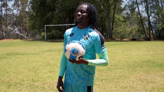 El jugador de Cumbayá FC, Juan Carlos Paredes, posa luego de una entrevista con PRIMICIAS.