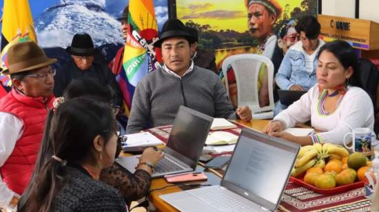 Leonidas Iza lidera una reunión de la Conaie, en Quito, el 11 de octubre de 2023.