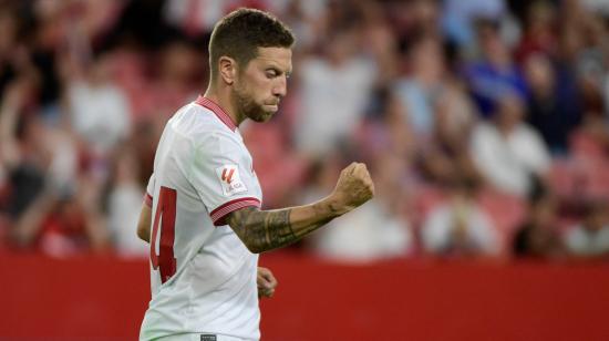 El centrocampista argentino del Sevilla, 'Papu' Gómez, celebra marcar un gol desde el punto de penalti durante el partido Club Challenge entre el Sevilla FC y el Independiente del Valle en Sevilla, el 19 de julio de 2023.