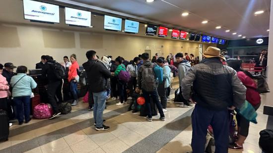 Imagen referencial. Pasajeros en el aeropuerto de Cuenca, Mariscal Lamar, en julio de 2023.