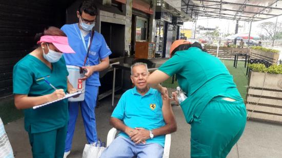 Una enfermera coloca una vacuna contra el Covid-19 a un adulto mayor en Guayaquil, el 19 de octubre de 2023.