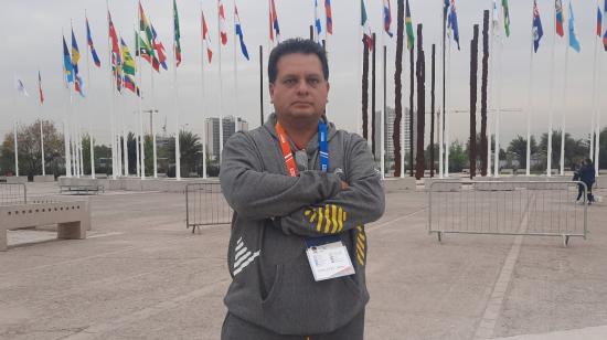 Francisco Carvallo, jefe de misión de Ecuador en los Juegos Panamericanos, atiende una entrevista en la Villa de Santiago, el 20 de octubre de 2023.