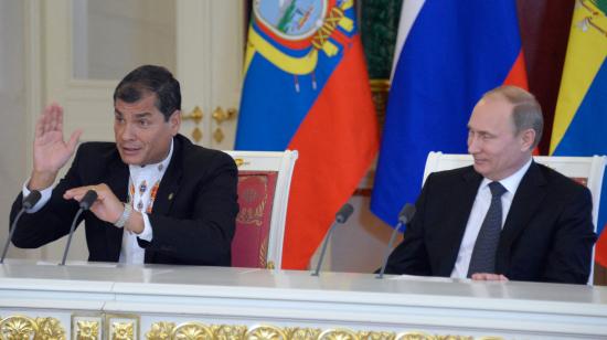 Foto de archivo de la visita del expresidente Rafael Correa a Rusia, junto al mandatario de ese país, Vladímir Putin, el 29 de octubre de 2013.