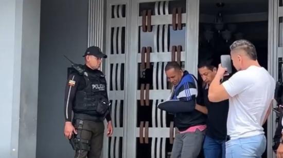 Uno de los detenidos por el asesinato de Rubén Cherres, cuando fue trasladado a la cárcel en Guayaquil, julio de 2023.