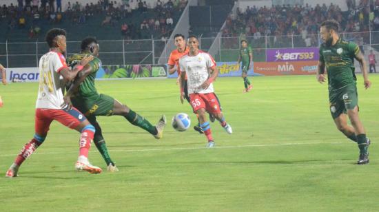 Orense y El Nacional igualaron a un gol en el estadio Nueve de Mayo de Machala, el 20 de octubre de 2023. 