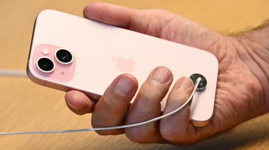 Un usuario sostiene el nuevo iPhone 15 en una tienda de Estados Unidos, octubre de 2023.