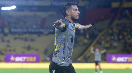 Francisco Fydriszewski celebra su gol con Barcelona en el partido ante Libertad, por la Fecha 10 de la LigaPro, el 21 de octubre de 2023.