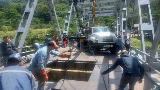 Los trabajos en el puente incluyeron el arreglo de las vigas y  la colocación de planchas.
