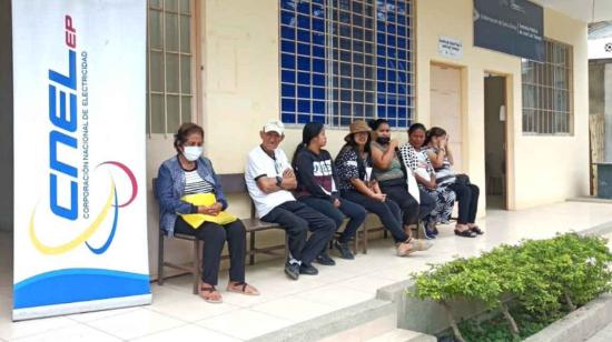 Imagen referencial de atención a usuarios de CNEL, en Santa Elena.