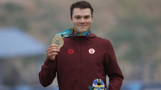 El canadiense Gunnar Holmgren posa con la medalla de oro de la prueba ciclismo de montaña de los Juegos Panamericanos de Santiago, el 21 de octubre de 2023.