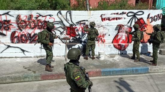 Militares borran grafittis alusivos a Los Lobos, en Esmeraldas.