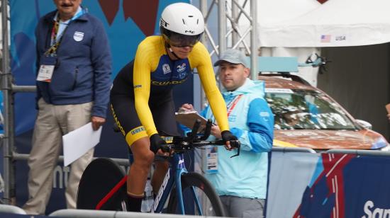 La ciclista ecuatoriana, Miryam Núñez, durante su salida en la prueba de contrarreloj individual de los Juegos Panamericanos de Santiago, el domingo 22 de octubre de 2023.