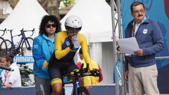 La ciclista ecuatoriana, Miryam Núñez, durante su salida en la prueba de contrarreloj individual de los Juegos Panamericanos de Santiago, el domingo 22 de octubre de 2023.