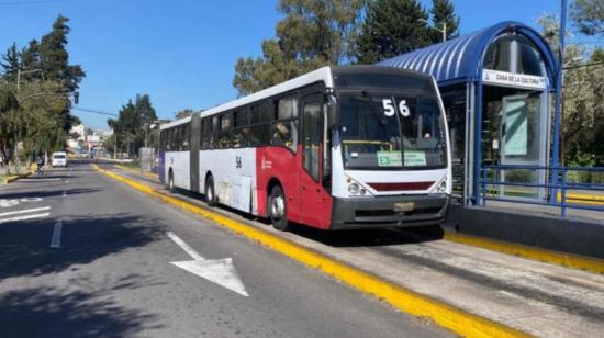 Imagen referencial de una unidad de la Ecovía, en Quito.