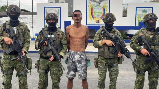 Militares flanquean a alias Cheo, capturado en Esmeraldas.