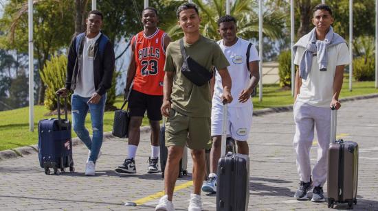 Seleccionados Sub 17 llegando a la Casa de la Selección el domingo 22 de octubre.