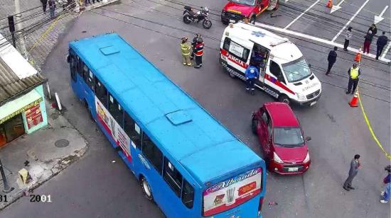 Un accidente de tránsito ocurrió entre un bus, un vehículo liviano y una motocicleta, en la avenida 6 de Diciembre de 2023.