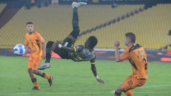 Barcelona SC, puntero del Campeonato, juega con Libertad en un estadio con muchas gradas vacías.