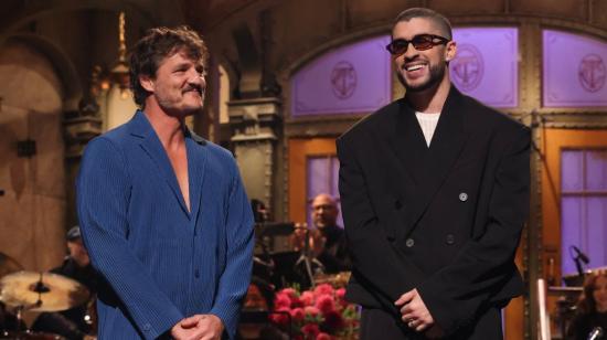 El actor chileno Pedro Pascal y el cantante puertorriqueño Bad Bunny en uno de los programas más reconocidos de la televisióne estadounidense, Saturday Night Live.